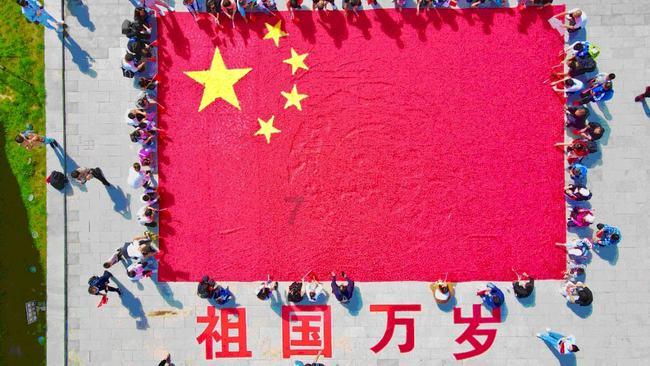 网红凤姐当上美甲师，国外真实状况曝光，身材发福但月薪7万