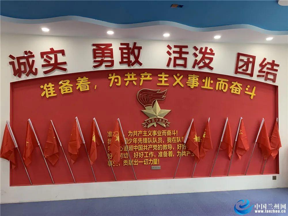 两艘英国海军舰艇相撞：现场传出巨响 船体撞出大洞