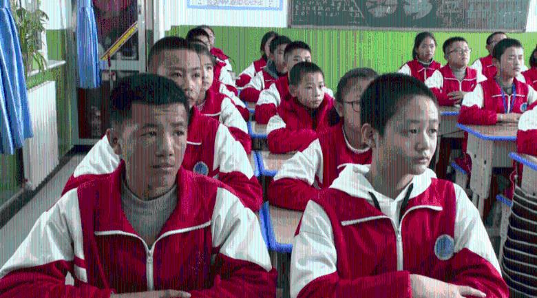 男子夜晚横穿冰面不慎落水，危急时刻消防员跳入冰窟