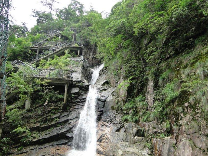 小区地库污水横流，社区协调解决