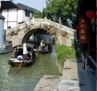 消防员归队途中帮老人割稻打谷，该如何看待消防员的做法呢？游戏画面