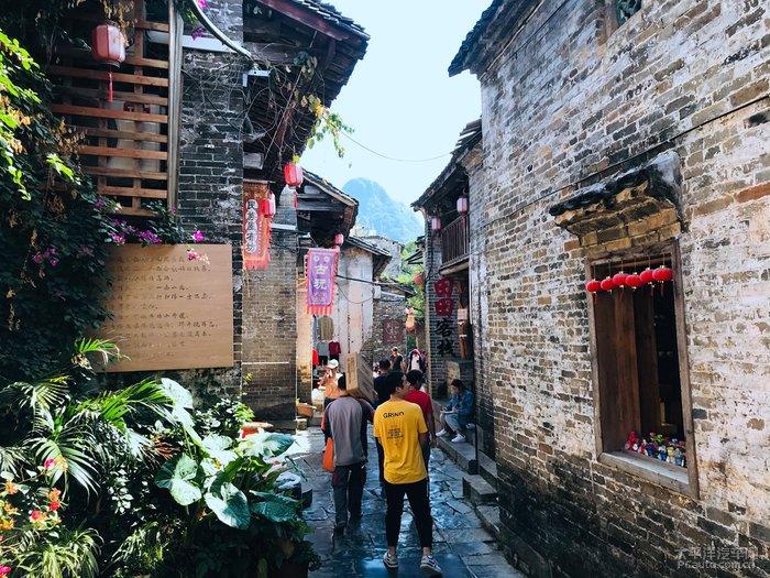 月薪4万的“关键”新兴岗位:研究如何向AI发问